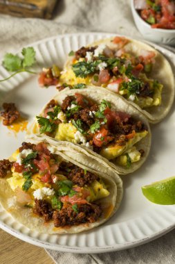 Ev yapımı sosisli kahvaltı tako Pico ve Salantro ile