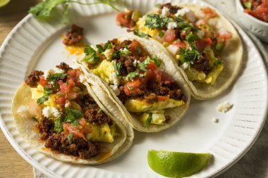 Ev yapımı sosisli kahvaltı tako Pico ve Salantro ile