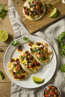 Ev yapımı sosisli kahvaltı tako Pico ve Salantro ile