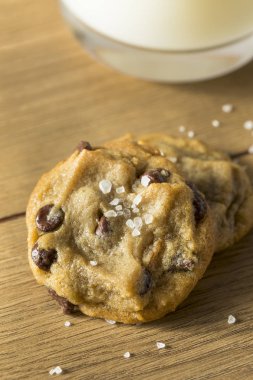 Ev yapımı deniz tuzlu çikolata parçalı kurabiye yemeye hazır