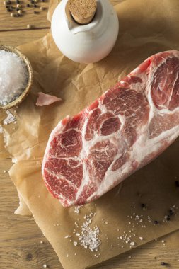 Tuz ve biber ile Pork omuz popo ham çim beslenen