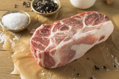 Tuz ve biber ile Pork omuz popo ham çim beslenen