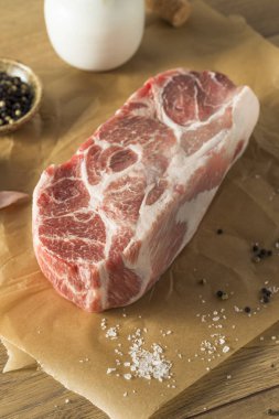 Tuz ve biber ile Pork omuz popo ham çim beslenen