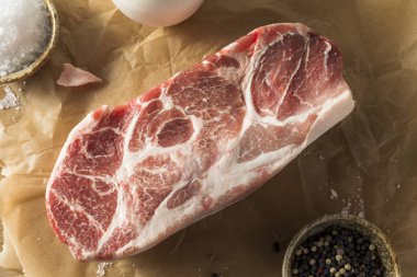 Tuz ve biber ile Pork omuz popo ham çim beslenen