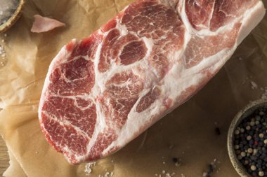 Tuz ve biber ile Pork omuz popo ham çim beslenen