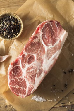 Tuz ve biber ile Pork omuz popo ham çim beslenen