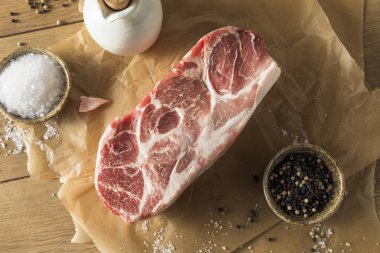 Tuz ve biber ile Pork omuz popo ham çim beslenen