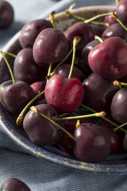 Çiğ kırmızı organik kiraz bir kase