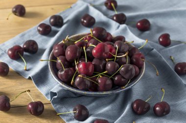 Çiğ kırmızı organik kiraz bir kase