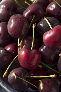 Çiğ kırmızı organik kiraz bir kase