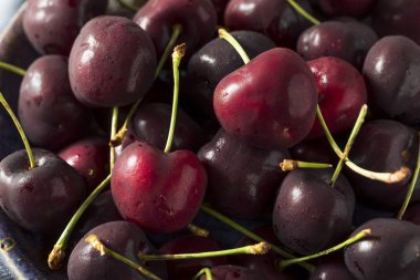 Çiğ kırmızı organik kiraz bir kase