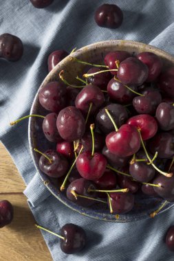 Çiğ kırmızı organik kiraz bir kase