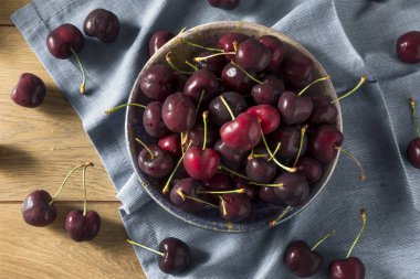 Çiğ kırmızı organik kiraz bir kase