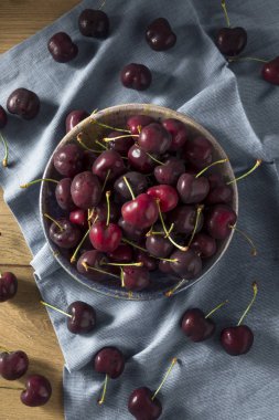 Çiğ kırmızı organik kiraz bir kase