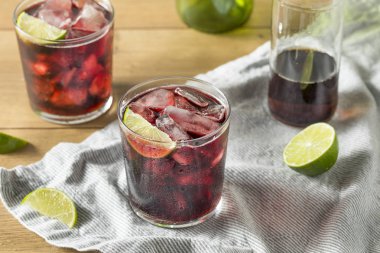 Alkollü kırmızı şarap ve Cola kokteyl limon ile