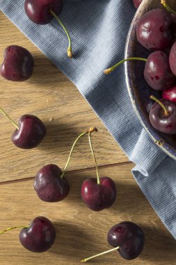 Çiğ kırmızı organik kiraz bir kase