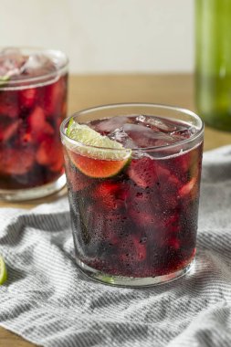 Alkollü kırmızı şarap ve Cola kokteyl limon ile