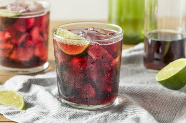 Alkollü kırmızı şarap ve Cola kokteyl limon ile