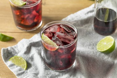 Alkollü kırmızı şarap ve Cola kokteyl limon ile