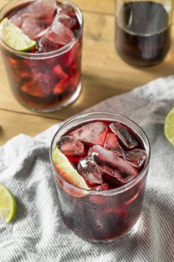 Alkollü kırmızı şarap ve Cola kokteyl limon ile