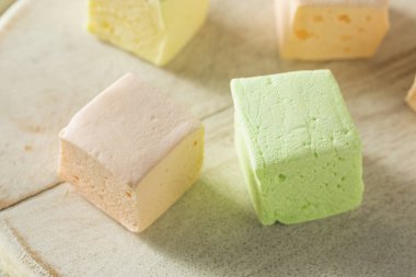 Ev yapımı kare meyveli renkli şekerleme yemeye hazır