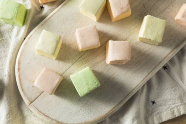 Ev yapımı kare meyveli renkli şekerleme yemeye hazır