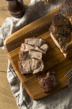 Kavrulmuş domuz eti popo omuz tuz ve biber ile