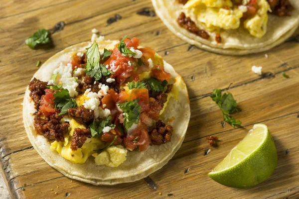 Ev yapımı sosisli kahvaltı tako Pico ve Salantro ile