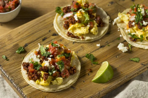 Ev yapımı sosisli kahvaltı tako Pico ve Salantro ile