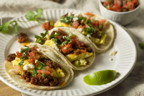 Ev yapımı sosisli kahvaltı tako Pico ve Salantro ile