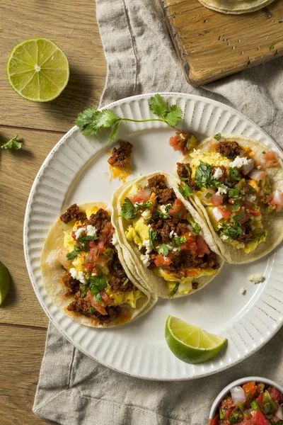 Ev yapımı sosisli kahvaltı tako Pico ve Salantro ile