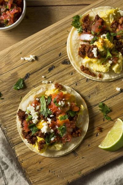 Ev yapımı sosisli kahvaltı tako Pico ve Salantro ile