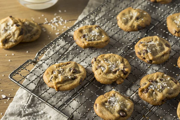 Domácí Moře Sůl Čokoláda Čip Cookies Připravené Jídlu — Stock fotografie