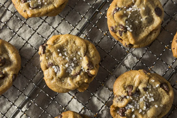 Galletas Caseras Viruta Del Chocolate Sal Marina Listas Para Comer — Foto de Stock