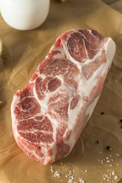 Cuzinho Ombro Porco Grama Crua Com Sal Pimenta — Fotografia de Stock