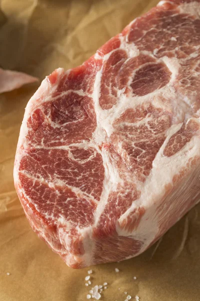 Tuz ve biber ile Pork omuz popo ham çim beslenen