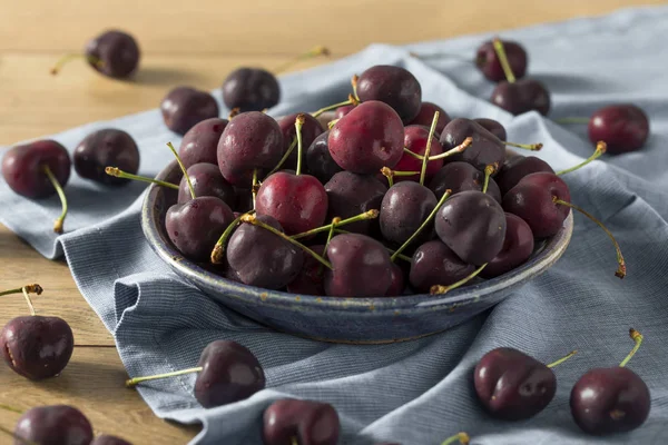 Çiğ kırmızı organik kiraz bir kase