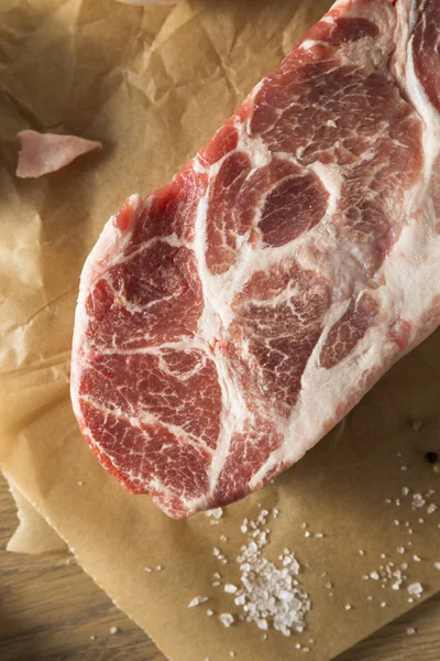 Tuz ve biber ile Pork omuz popo ham çim beslenen