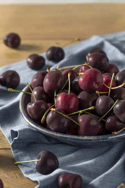 Çiğ kırmızı organik kiraz bir kase