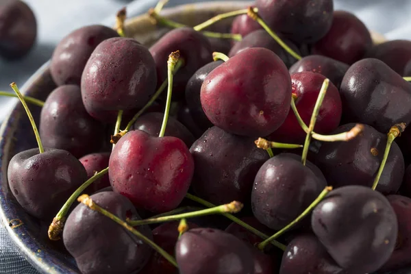 Çiğ kırmızı organik kiraz bir kase