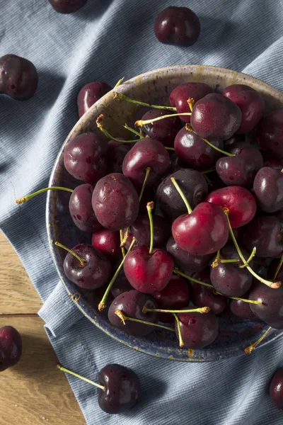 Çiğ kırmızı organik kiraz bir kase