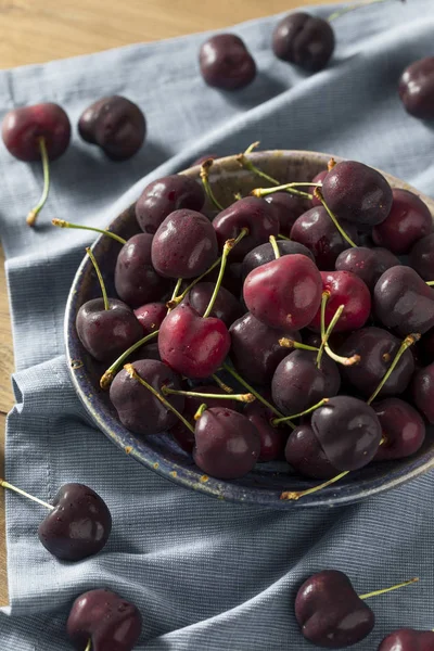 Çiğ kırmızı organik kiraz bir kase