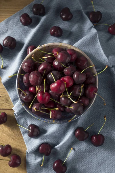 Çiğ kırmızı organik kiraz bir kase