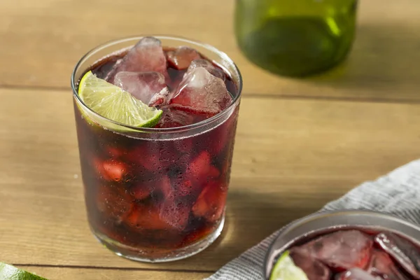 Alkoholischer Rotwein Und Cola Cocktail Mit Limette — Stockfoto