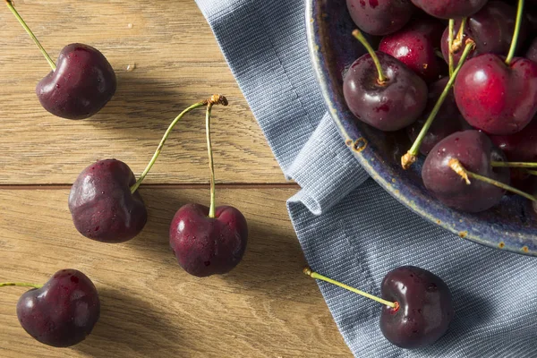 Çiğ kırmızı organik kiraz bir kase