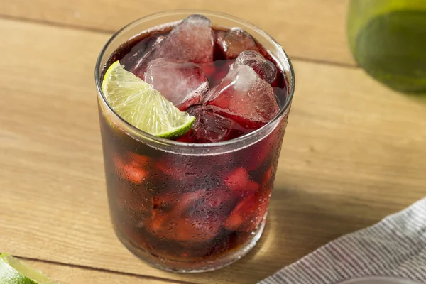 Alkollü kırmızı şarap ve Cola kokteyl limon ile