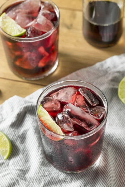 Alkollü kırmızı şarap ve Cola kokteyl limon ile