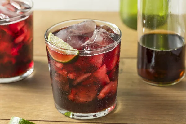 Alkoholischer Rotwein Und Cola Cocktail Mit Limette — Stockfoto