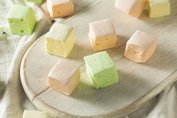 Ev yapımı kare meyveli renkli şekerleme yemeye hazır