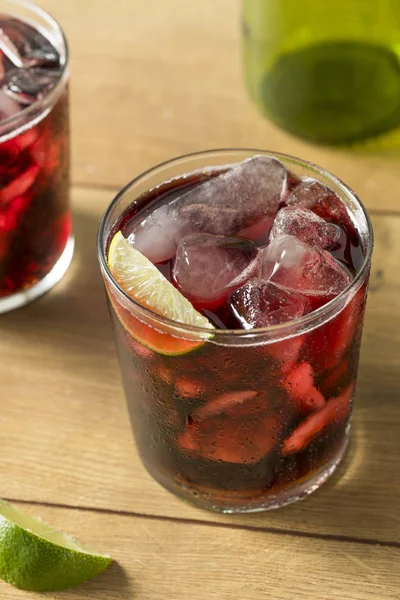 Алкогольное Красное Вино Коктейль Кола Лаймом — стоковое фото